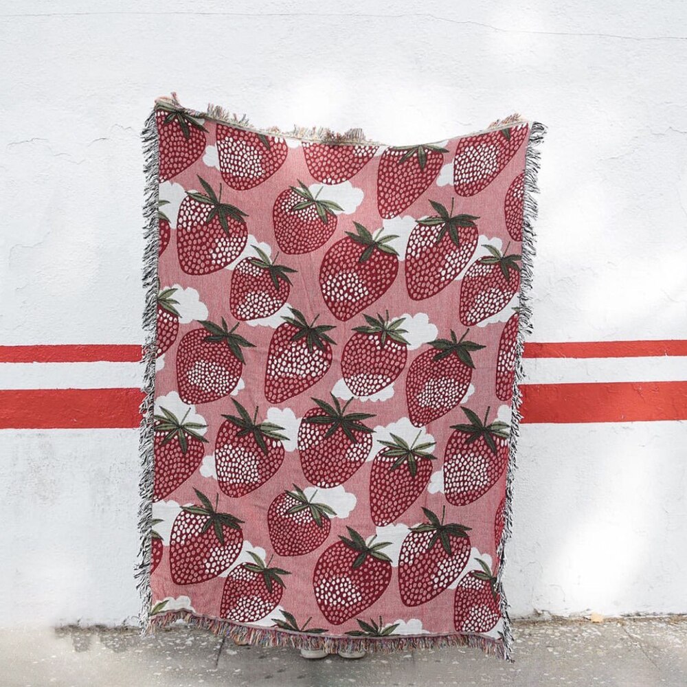 Fringed strawberry blanket