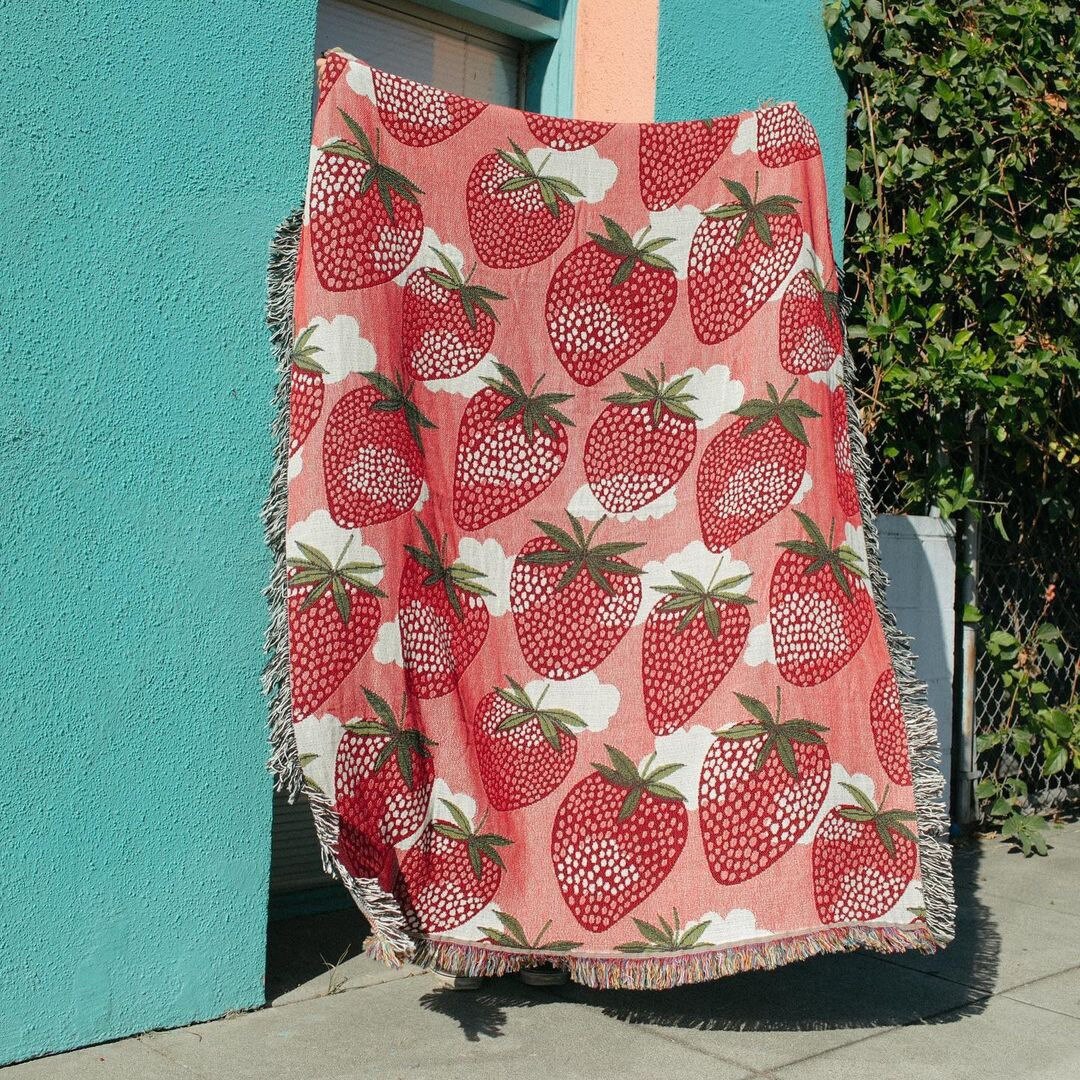 Strawberry blanket with fringe